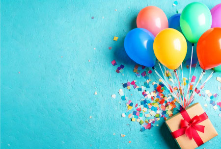青い背景にカラフルな風船とプレゼントが描かれた誕生日カードのイラスト