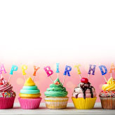 カップケーキを並べた誕生日のはがき。HAPPY BIRTHDAYの文字で誕生日らしさアップ