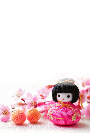 和風の人形と桃の花が並ぶ、春の挨拶やひな祭りに使える絵葉書テンプレート