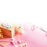 桃の花と和菓子が彩る、ひな祭り用の可愛らしい絵葉書テンプレート