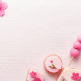 桃の花と和菓子が描かれた、ひな祭り用の可愛らしい絵葉書テンプレート
